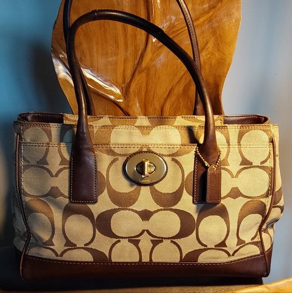 Coach Handbags - VINTAGE COACH HAMPTON SHOULDER BAG